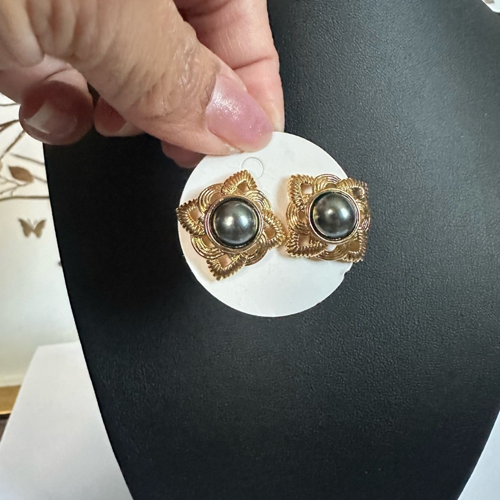 New Elegant Gold and Black Earrings